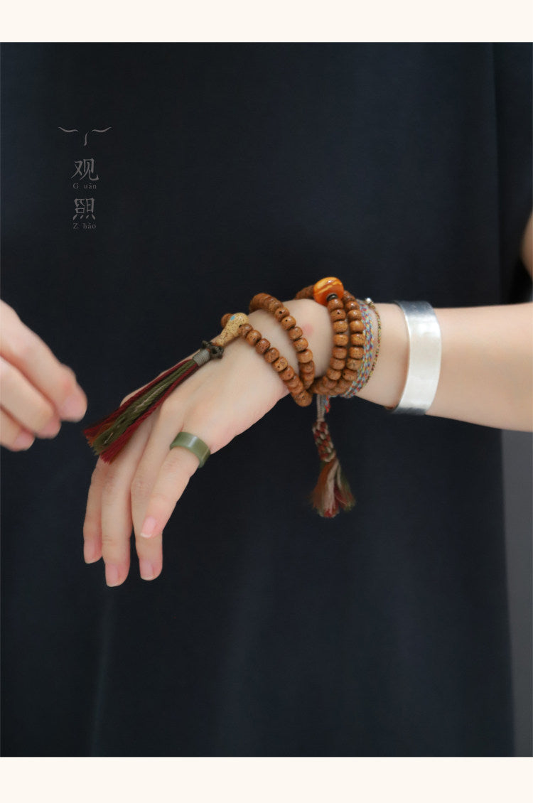 Kangba Guanzhao Xingyue bodhi mala worn wrapped around the wrist