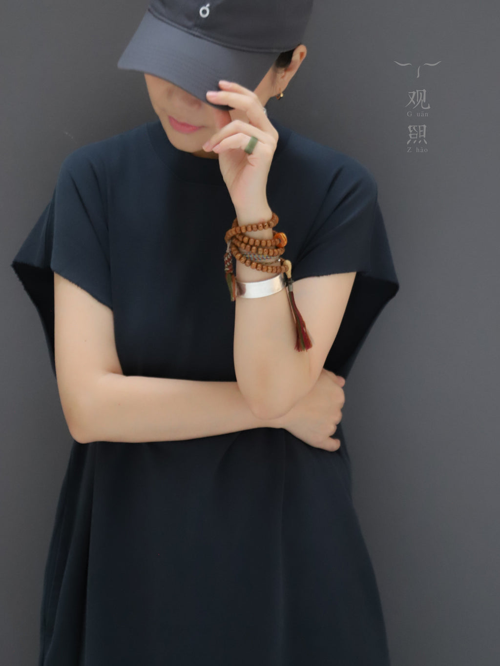 Lifestyle image of Kangba Guanzhao Xingyue bodhi mala worn on wrist